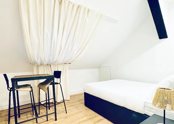 Comfortable 5br For 13 Near Liesing Station Apartment