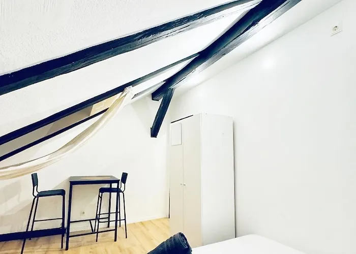 Apartment Comfortable 5br For 13 Near Liesing Station *