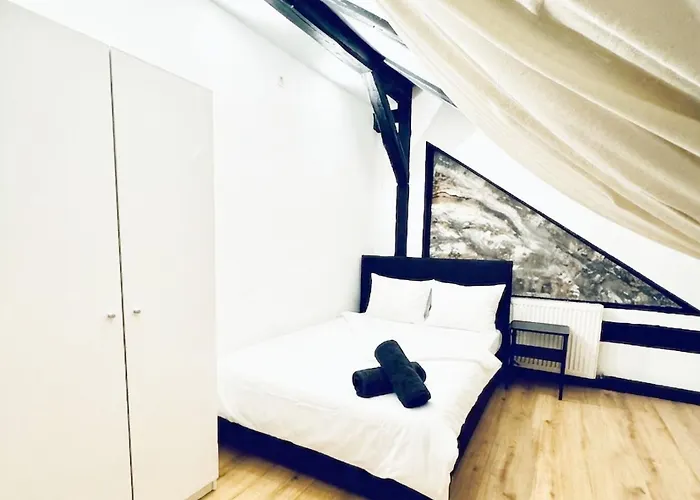 Comfortable 5br For 13 Near Liesing Station Apartment *